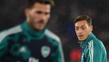 Mesut &Ouml;zil, durante el calentamiento previo del partido entre el Arsenal y el Leicester City. 