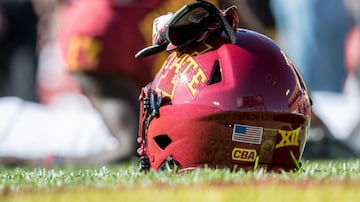 Miles de personas, que abarrotaban el Jack Trice Stadium de la Universidad de Iowa, recordaron a la golfista española asesinada cuando entrenaba el pasado 17 de septiembre.  En la foto, el casco de uno de los jugadores del Cyclons con las iniciales CBA (C