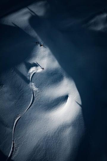 Henrik Windstedt esquiando en Kootenays, Kaslo, Columbia Británica (Canadá).