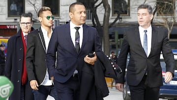 Neymar y su padre, acudiendo a declarar a la Audiencia Nacional.