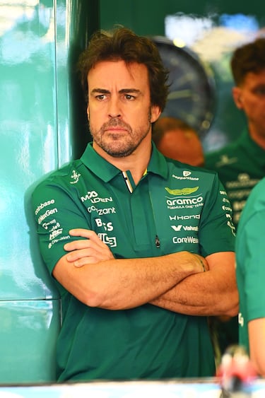 Fernando Alonso, de Aston Martin, observa atentamente en el garaje durante los entrenamientos previos al Gran Premio de Australia de F1 en el Circuito Albert Park.