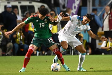 Mexico's defender Jorge Sanchez (L) and Honduras' forward Luis Palma fight for the ball during the Concacaf Nations League quarterfinal leg 1 football match between Honduras and Mexico at the Estadio Nacional stadium in Tegucigalpa on November 17, 2023. (Photo by Orlando SIERRA / AFP)