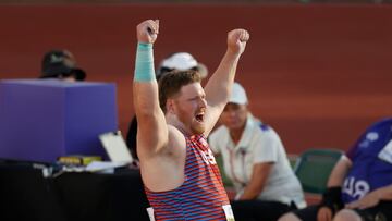 AMDEP3750. EUGENE (ESTADOS UNIDOS), 17/07/2022.- El estadounidense Ryan Crouser, medalla de oro, celebra hoy, en lanzamiento de bala masculino en los Campeonatos mundiales de atletismo que se realizan en Hayward Field en Eugene (EE.UU.). EFE/ Kai Forsterling
