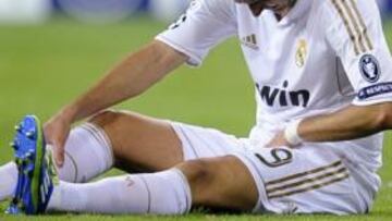 <b>POSIBLE BAJA. </b>Benzema se duele tras sufrir un pinchazo en el abductor ante el Ajax.