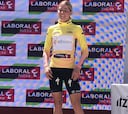 Victoria de Vollering y maillot amarillo en la Itzulia Women 2022