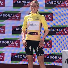 Victoria de Vollering y maillot amarillo en la Itzulia Women 2022