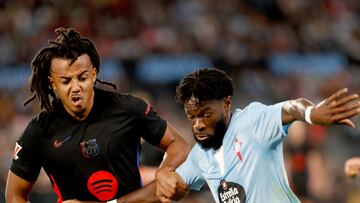 Vigo (Pontevedra), 23/11/2024.- El centrocampista francés del Celta, Jonathan Bamba y el defensa francés del FC Barcelona, Jules Koundé, en la jugada que el equipo gallego a protestado por un posible penalti durante el encuentro correspondiente a la jornada 14 de Laliga EA Sports que disputan hoy sábado Celta y FC Barcelona en el estadio Balaidos de Vigo. EFE / Salvador Sas.