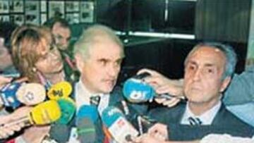 <b>EXPECTACIÓN. </b>Ramón Calderón, junto a Alejandro Blanco, es asedidado por los medios de comunicación durante su visita al Comité Olímpico Español.