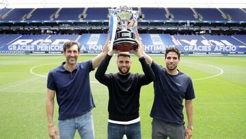 Diego L&oacute;pez, David L&oacute;pez y Leandro Cabrera, con el trofeo de campeones de Segunda para el Espanyol.