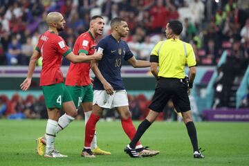 El árbitro Arturo Ramos durante la semifinal de la Copa del Mundo entre Francia y Marruecos.