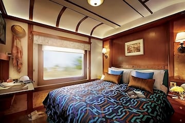 Un viaje a travs de la India  que revela la historia, la cultura y la belleza natural de destinos conocidos, as como joyas remotas escondidas. El tren consta de 21 vagones. Todos los camarotes para huspedes tienen ba?o privado en suite, con lavabo, ducha e inodoro en el camarote, totalmente climatizados y con servicio de mayordomo personal. Adems el tren cuenta con SPA que ofrece masajes ayurvdicos tradicionales, gimnasio, peluquera y sauna.