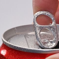 ¿Por qué las anillas de las latas de refresco tienen un agujero y para qué sirve?