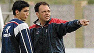 <b>CUIDA LOS DETALLES</B>. Caparrós habló ayer con alguno de sus futbolistas como Reyes.