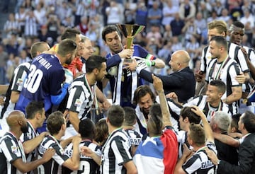 Tras el retiro de Alessandro del Piero, el gafete de capitán bianconero quedó libre para que Buffon asumiera su rol como líder oficial del equipo, siendo elemental para ganar la Serie A en la temporada 2012-2013.