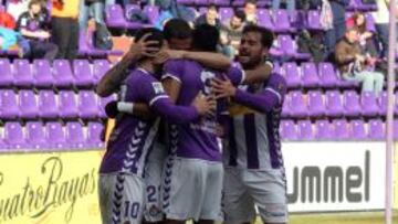 Los jugadores del Valladolid celebran el gol de Óscar González.