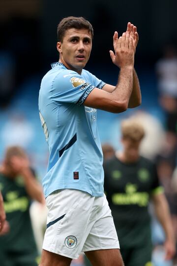 Rodrigo Hernández, uno de los grandes íconos del fútbol español a nivel internacional, se perfila como uno de los máximos favoritos para recibir el galardón. Ganó la Champions League con el Manchester City en 2023 y ha ganado la Eurocopa 2024 con la Selección española, además de contar con cuatro Premier League en su palmarés. Su gran rendimiento puede hacer que se convierta en el primer español en ganar el Balón de Oro desde Luis Suárez en 1960.