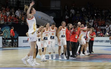 Las jugadoras españolas celebran su medalla de bronce tras ganar a Bélgica  67-60.