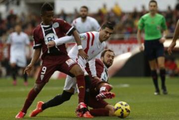 El delantero del Sevilla José Antonio Reyes lucha un balón con los jugadores del Córdoba Heldón Ramos y Deivid Rodríguez, durante el partido de la vigésimo tercera jornada de Liga de Primera División disputado esta tarde en el estadio Sánchez Pizjuán.