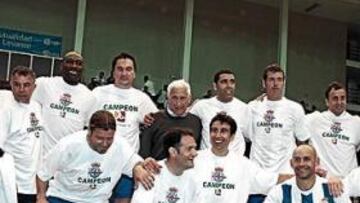 <b>ESTE TÍTULO NO SE ESCAPÓ. </b>De izquierda a derecha y de arriba abajo: Songo'o, Radchenko, Arsenio Iglesias (entrenador), Naybet, Romero, Fran, Elduayen, Manuel, Manjarín, José Ramón, Paco y Jaime celebran la victoria.