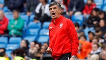 GRAF6784. MADRID, 06/04/2019.- El entrenador del Eibar José Luis Mendilíbar, durante el partido ante el Real Madrid, de la trigésima primera jornada de liga que se disputa en el estadio Santiago Bernabéu. EFE/Juan Carlos Hidalg