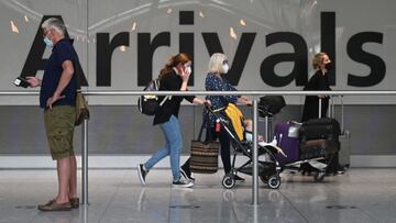 (ARCHIVOS) En esta foto de archivo tomada el 3 de junio de 2021, los pasajeros empujan su equipaje a su llegada a la Terminal 5 del aeropuerto de Heathrow en Londres.