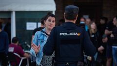 Un Polic&iacute;a Nacional bloquea el paso a una protestante durante la manifestaci&oacute;n 
 
 