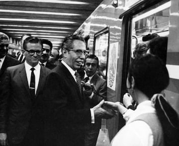 El ex presidente, Gustavo Díaz Ordaz asistió a la inauguración del Sistema de Transporte Colectivo Metro.