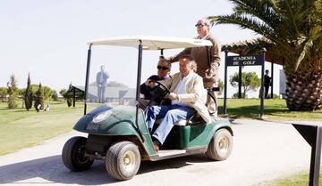 Dani Sánchez Llibre, José Luis Perelló y Germán de la Cruz, sobre un carrito de golf en Navata, en 2009.