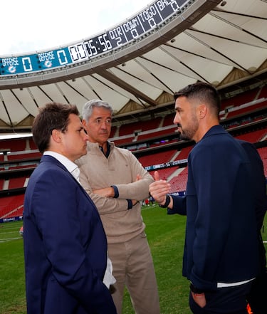 David Villa, exjugador del Atleti, con Miguel Ángel Gil, consejero delegado del club y Óscar Mayo, director general de Ingresos y Operaciones de la entidad rojiblanca.