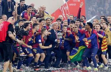 Laporta y los jugadores del Barcelona, levantan el trofeo de la Supercopa de España 2025 en el estadio King Abdullah en Yeda.