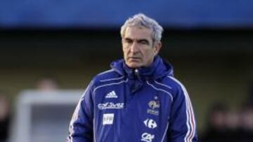 Domenech llama "irresponsable" a Wenger por alinear a Gallas contra el Barcelona
