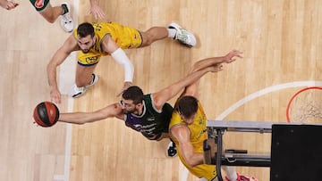 David Kravish, del Unicaja, equipo de la Champions FIBA, pelea un balón con Jovan Kljajic y Ethan Happ, del Gran Canaria, ahora en la Eurocup.