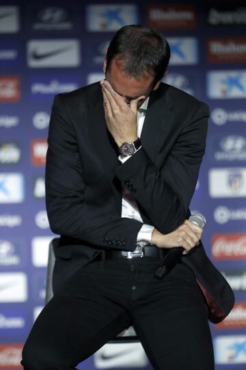 Diego Godín muy emocionado durante el acto de despedida.
