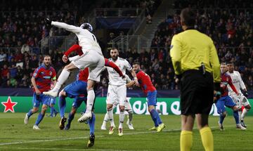 0-3. Benzema marcó el tercer gol tras un centro de cabeza de Gareth Bale.