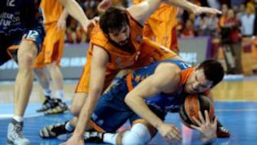 Rafa Martinez pelea por le bal&oacute;n con Furkan Aldemir.