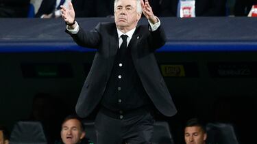 MADRID, 12/04/2023.- El entrenador del Real Madrid Carlo Ancelotti durante el partido de ida de cuartos de final de la Liga de Campeones que Real Madrid y Chelsea FC disputan este miércoles en el estadio Santiago Bernabéu. EFE/Rodrigo Jiménez