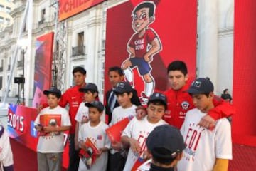 En La Moneda se realizó el lanzamiento del Trophy Tour del Mundial Sub 17. El trofeo recorrerá distintas ciudades de Chile.