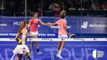 Delfina Brea saluda a Bea Gonz¨¢lez por un juego.
