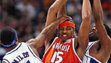 <b>BALUARTE.</b> Carmelo Anthony lucha por un rebote con dos rivales.