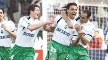 <b>AL MINUTO. </b>Anderson es felicitado Pablo Casar y Regragui tras marcar el1-0 en la primera jugada del partido.