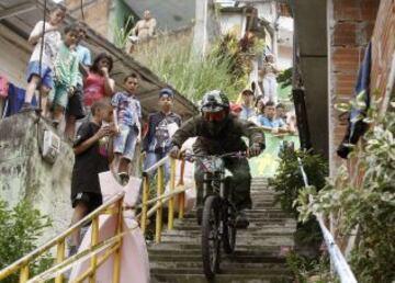 El piloto colombiano de downhill urbano Lorenzo Cadavid desciende por unas escaleras durante el evento Adrenalina Urban Bike en Medellín (Colombia).