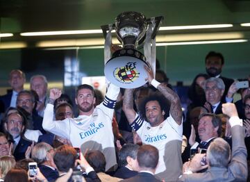 Sergio Ramos y Marcelo con el trofeo de Liga.