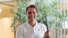 Rafa Nadal, con el trofeo de Campeón Mundial 2022.