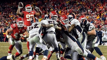 KANSAS CITY, MO - DECEMBER 25: Nose tackle Dontari Poe #92 of the Kansas City Chiefs passes to tight end Demetrius Harris #84 in the end zone for a touchdown during the 4th quarter of the game against the Denver Broncos at Arrowhead Stadium on December 25, 2016 in Kansas City, Missouri.   Jason Hanna/Getty Images/AFP
 == FOR NEWSPAPERS, INTERNET, TELCOS &amp; TELEVISION USE ONLY ==