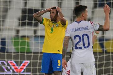 La selección de fútbol de Brasil recibió este viernes por la noche a Chile en el Olímpico Nilton Santos, por los cuartos de final de la Copa América. El resultado final fue de 1-0 a favor de la verdeamarela.