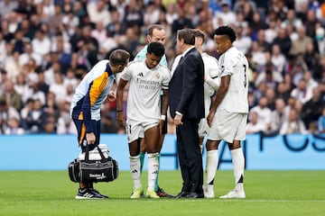 Rodrygo se toca la zona dolorida antes de abandonar el terreno de juego.