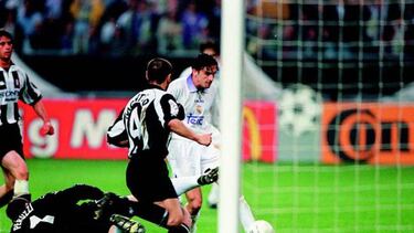 Mijatovic (right) scores Real's winner in the 1998 final in Amsterdam.