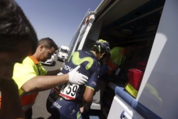 El colombiano Nairo Quintana, que ha abandonado la Vuelta 2014 en el transcurso de la undécima etapa, entre Pamplona y San Miguel de Aralar, es trasladado en ambulancia al Hospital Universitario de Navarra tras una nueva caída en el kilómetro 20 de la etapa de hoy con una posible rotura de clavícula.