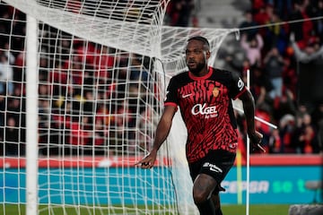 El canadiense hizo el mejor partido desde que llegó a la isla. U n doblete de goles y un trabajo doble tras la expulsión de Muriqi. 