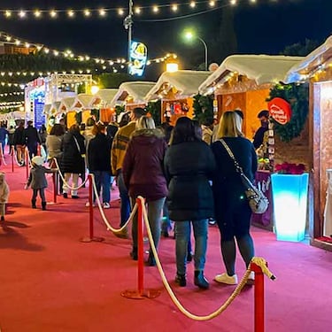El tradicional mercadillo navideño de Murcia es el conocido Mercadillo de Navidad en la Glorieta, junto al Ayuntamiento. En sus iluminadas casetas encontrarás productos de artesanía, productos típicos, regalos y decoración. Abierto desde el 5 de diciembre hasta el 4 de enero 2026. Horarios: de 11:00 a 22:00. 